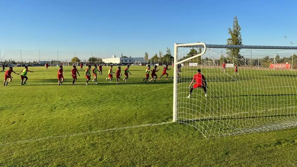 JUGADAS DE PELOTA PARADA. Eso ocupó buena parte de la práctica realizada ayer por la tarde en una de las impecables canchas del complejo de Godoy Cruz. la gaceta / fotos de bruno farano