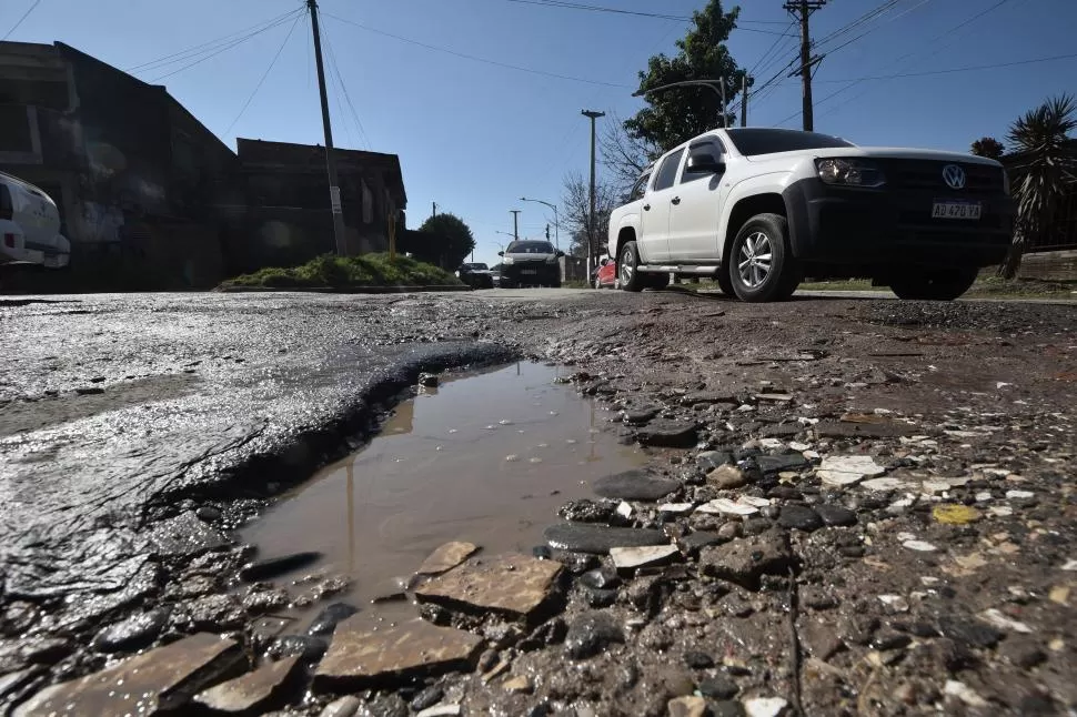 OBRA PÚBLICA. Según datos de la Secretaría, se taparon 24.000 baches de la ciudad el año pasado.LA GACETA / FOTO DE Osvaldo Ripoll