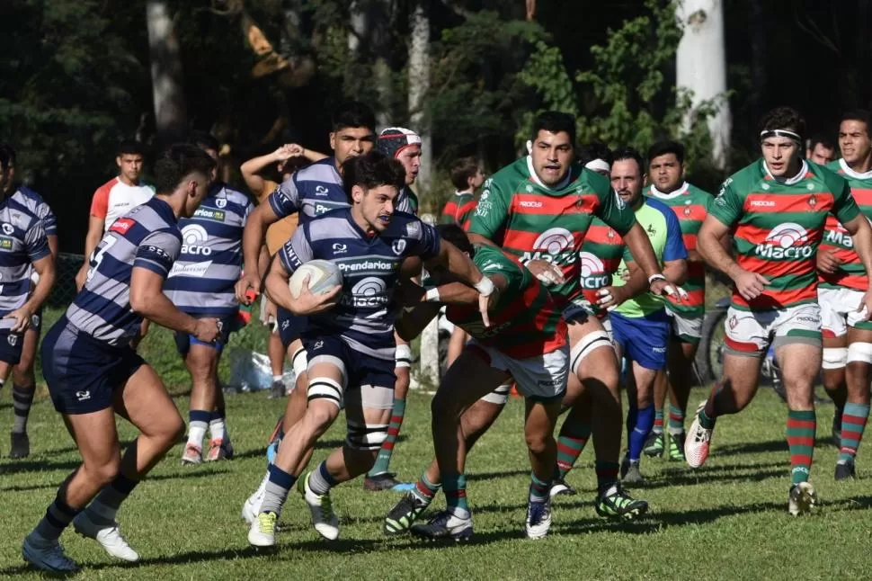 BUSCANDO EL ESPACIO. Bruno Sbrocco gana metros para Universitario. LA GACETA / FOTOs DE franco vera