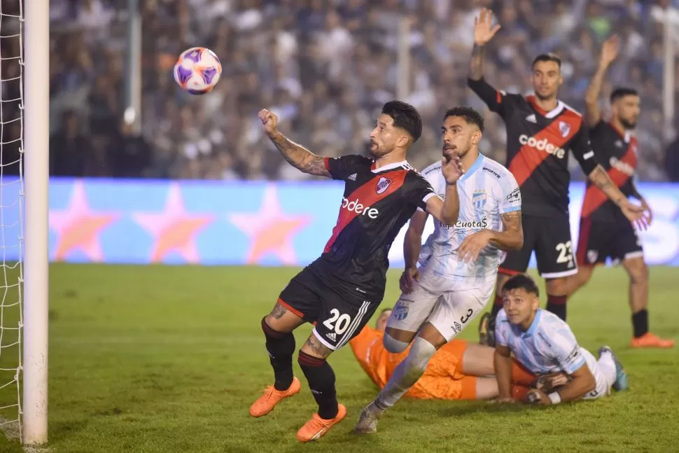 SE SALVÓ. Barco (que debió ser expulsado) intenta un centro ante Sigali. twitter@bocajrsoficial