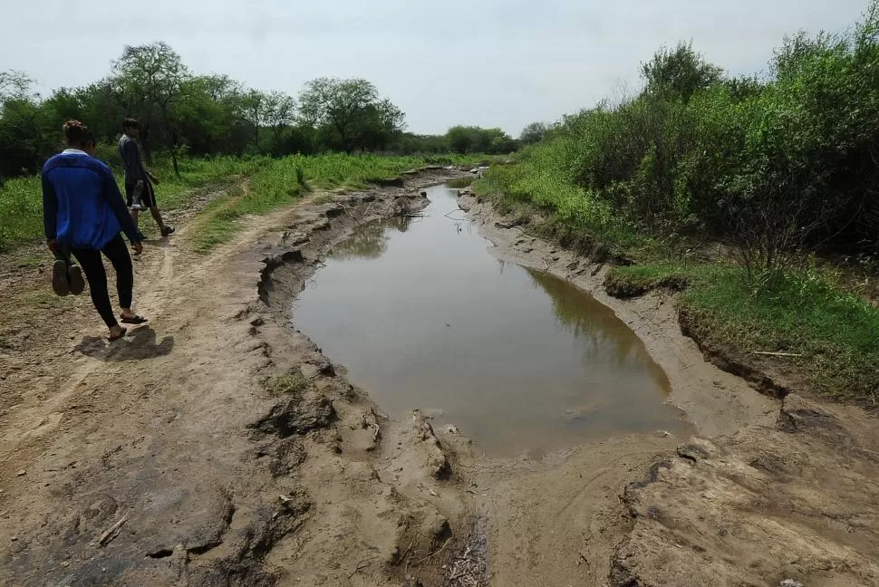 LLENO DE BARRO. El camino de acceso tiene socavones en varios tramos, lo cual imposibilita la comunicación y aísla a la gente. LA GACETA / FOTOs DE Osvaldo Ripoll 