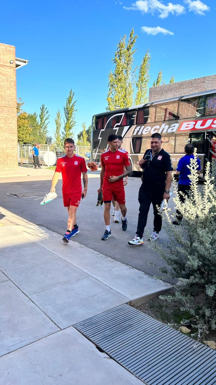 DISTENDIDOS. Martínez, Meritello y Ghiani llegan para iniciar el entrenamiento.  