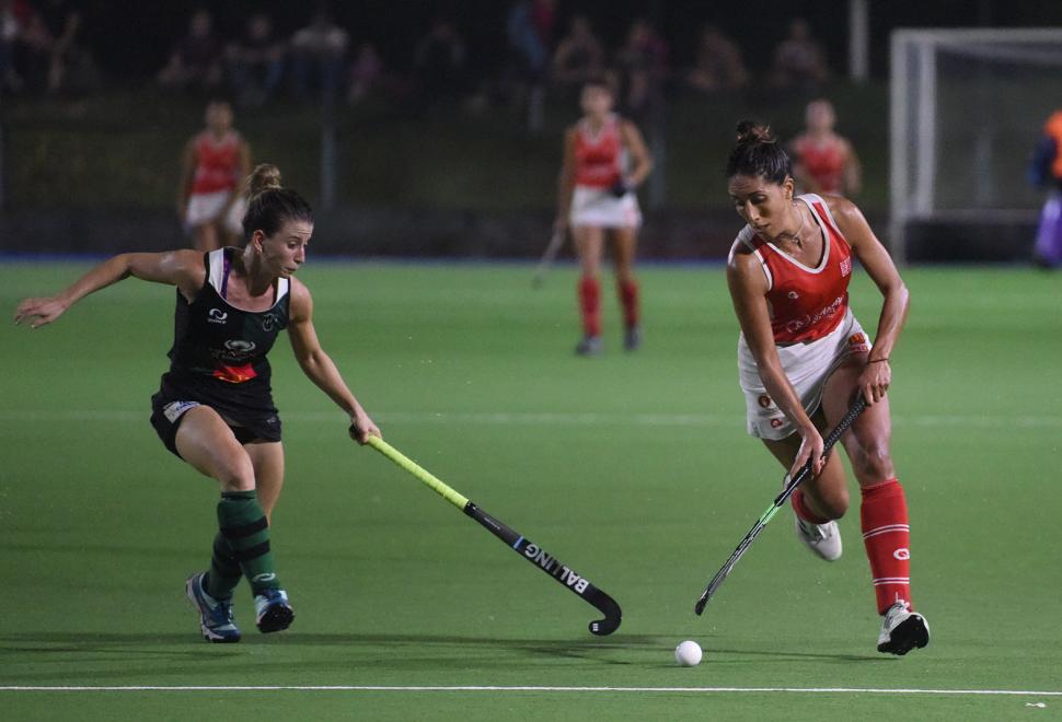 PELEADO. Butí intenta quitarle la bocha a la capitana de Tarcos, Rojas Guindan. 