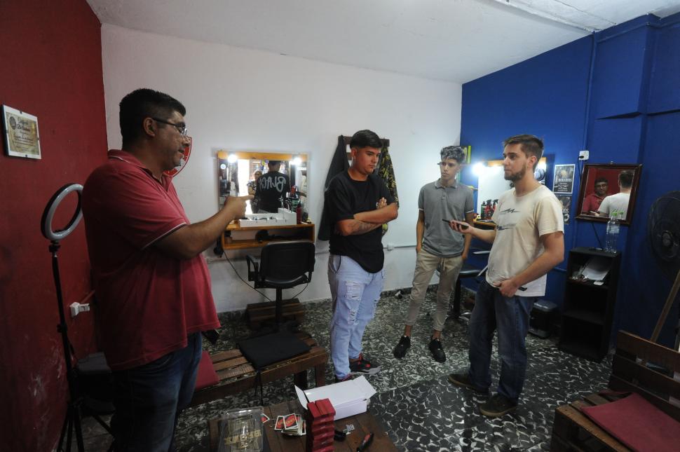 BARBERÍA. Lucas Lugones y Lucas Páez (al medio) recibieron a LA GACETA en su local de Santa Fe al 2.500. LA GACETA / FOTOs DE ANTONIO FERRONI