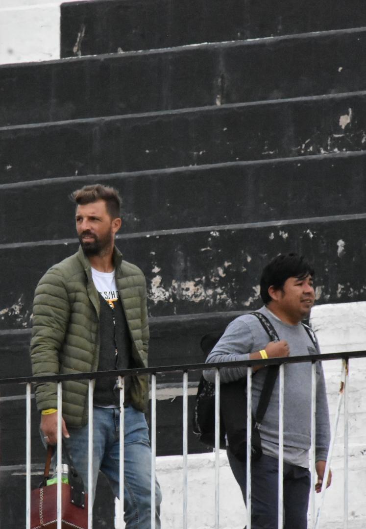 Pablo Frontini llega al estadio de Gimnasia de Mendoza. FOTO GENTILEZA DE JOSÉ ALDERETE - SAN MARTÍN