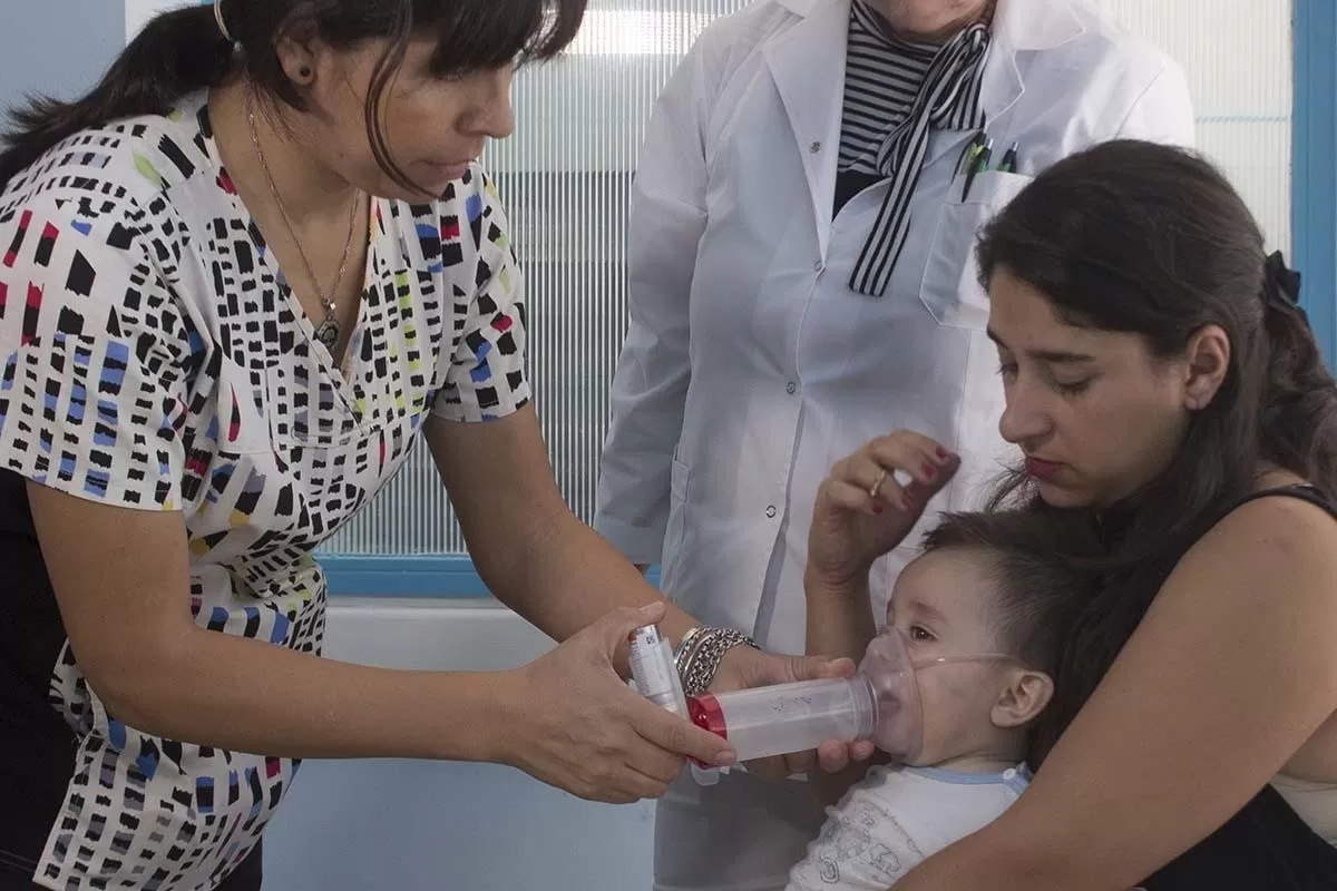 Atención en un hospital por bronquiolitis. FOTO MINISTERIO SALUD PÚBLICA (ARCHIVO)