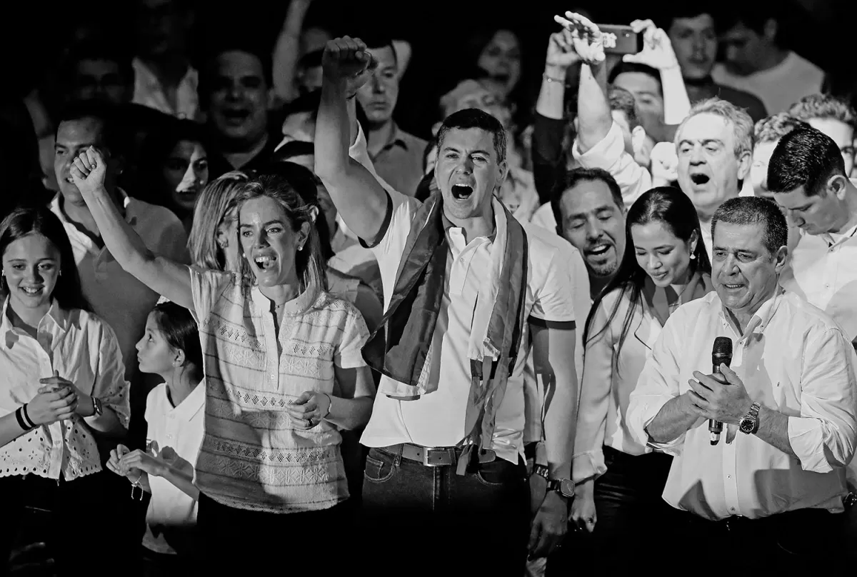 EUFORIA. Santiago Peña celebra con sus seguidores el triunfo conseguido el domingo en las urnas, en Paraguay.