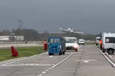 Video del sobresalto en aeroparque: un piloto de FlyBondi abortó un aterrizaje por los fuertes vientos