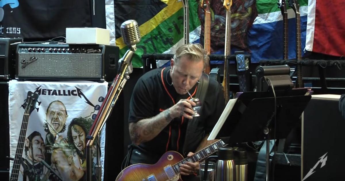 El mate siempre presente en los shows de Metallica