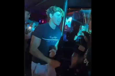 Fotos forzadas y baile de prepo: Marcos de Gran Hermano asediado por fans durante su presencia en un boliche