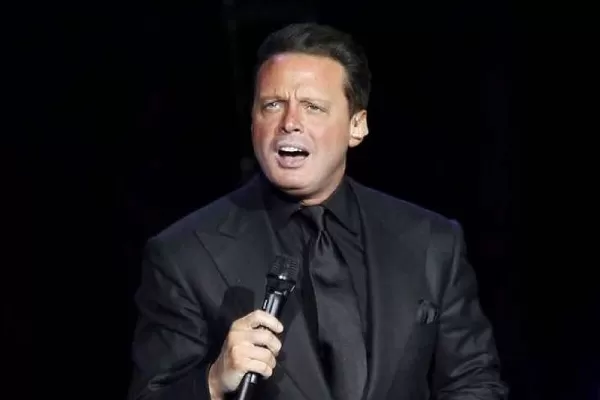 Luis Miguel compartió una emotiva foto con su mamá, Marcela Basteri