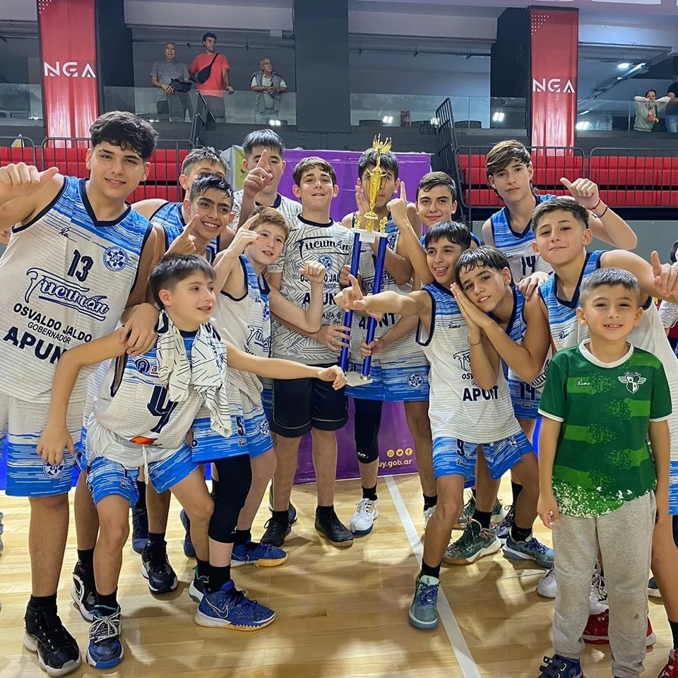 PURA FELICIDAD. Los chicos de Tucumán U-13 festejando su título.  