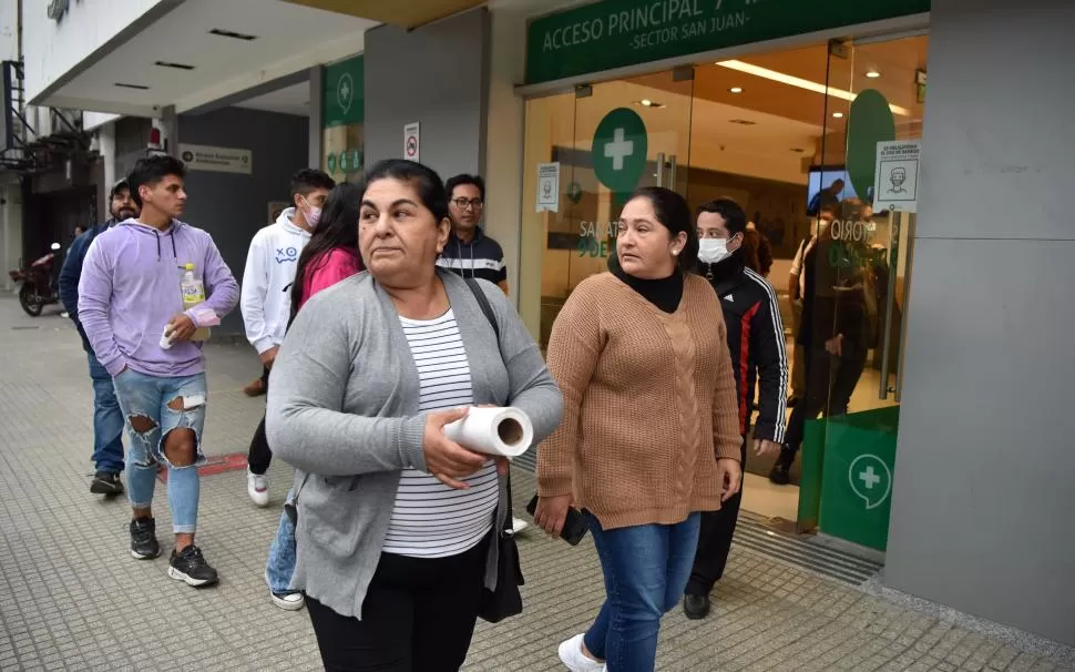 ENCABEZA LA FILA. Beatriz Ardiles (izquierda) es acompañada por su hija Karina Rodríguez. Detrás aparecen sobrinos y nietos de la mamá de Luis Miguel Rodríguez. Estuvieron toda la tarde en el sanatorio. La Gaceta / fotos de Ines Quinteros Orio 