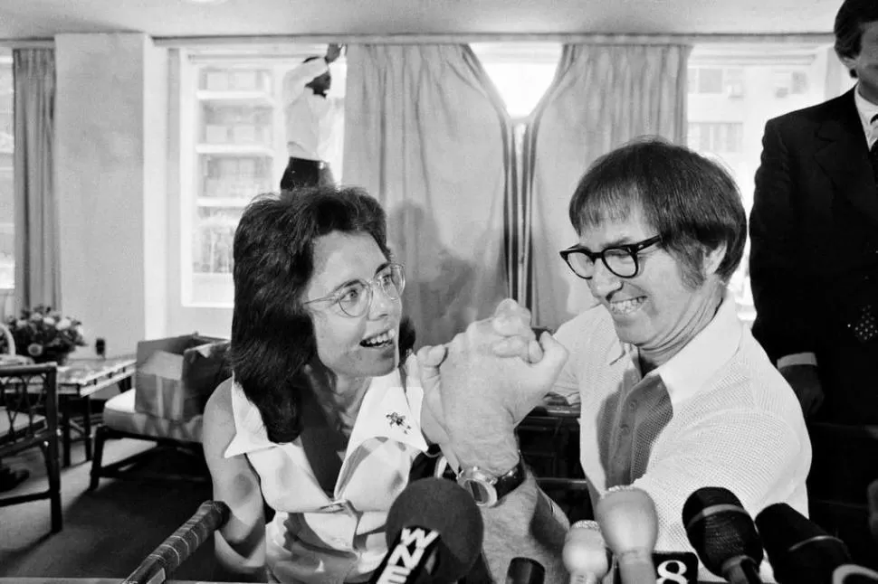 Billie Jean King y Bobby Riggs estrechan sus manos en la previa del partido del 20 de septiembre de 1973. El mismo fue visto por 40 millones de personas en todo el mundo.