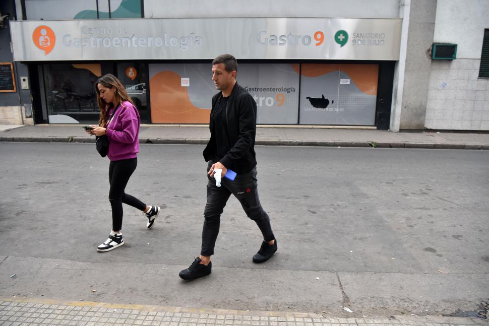 GESTO. Bianchi y su esposa llegan al sanatorio. El domingo visitaron el hospital.