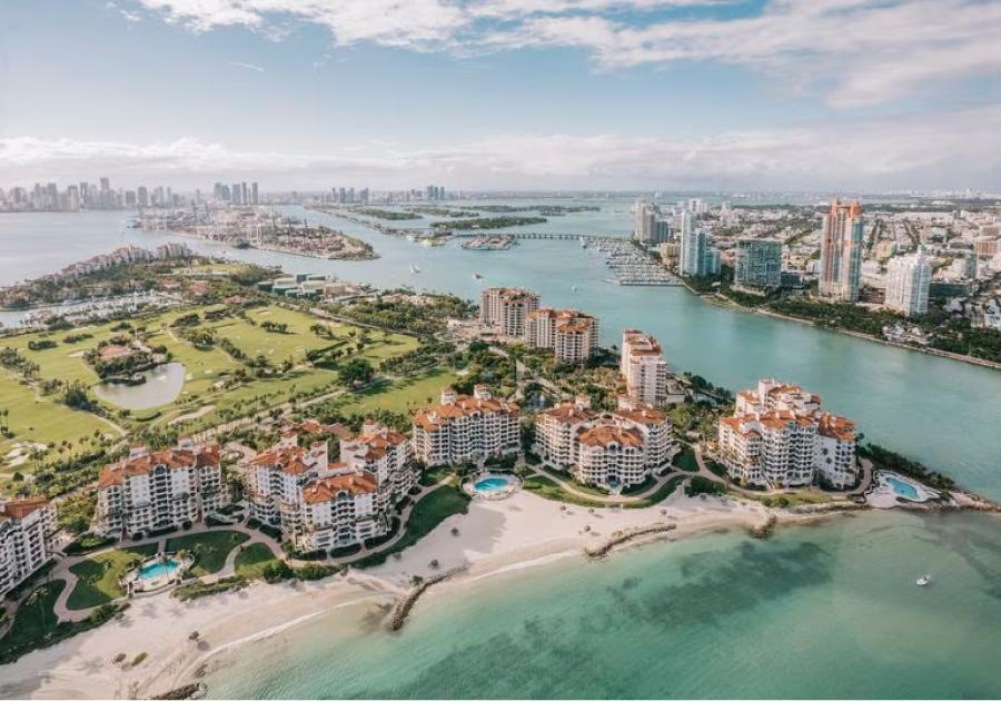 A Fisher Island solo es posible ingresar por barco o en avión