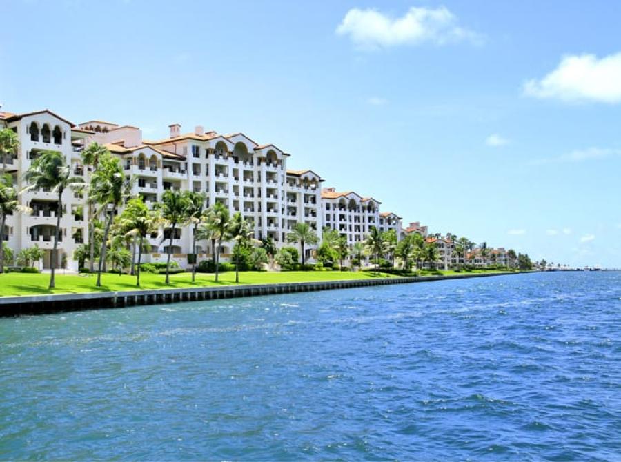 Poco más de 1.300 privilegiados pueden vivir en Fisher Island