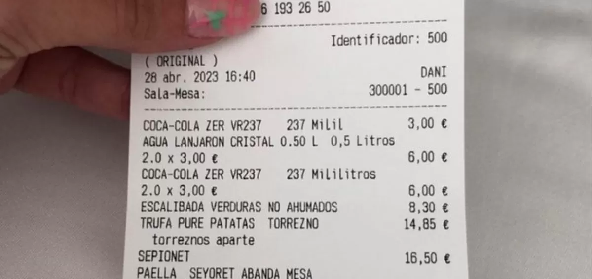 Una mujer recibió un insulto luego de quejarse por la comida que pidió en un restaurante.