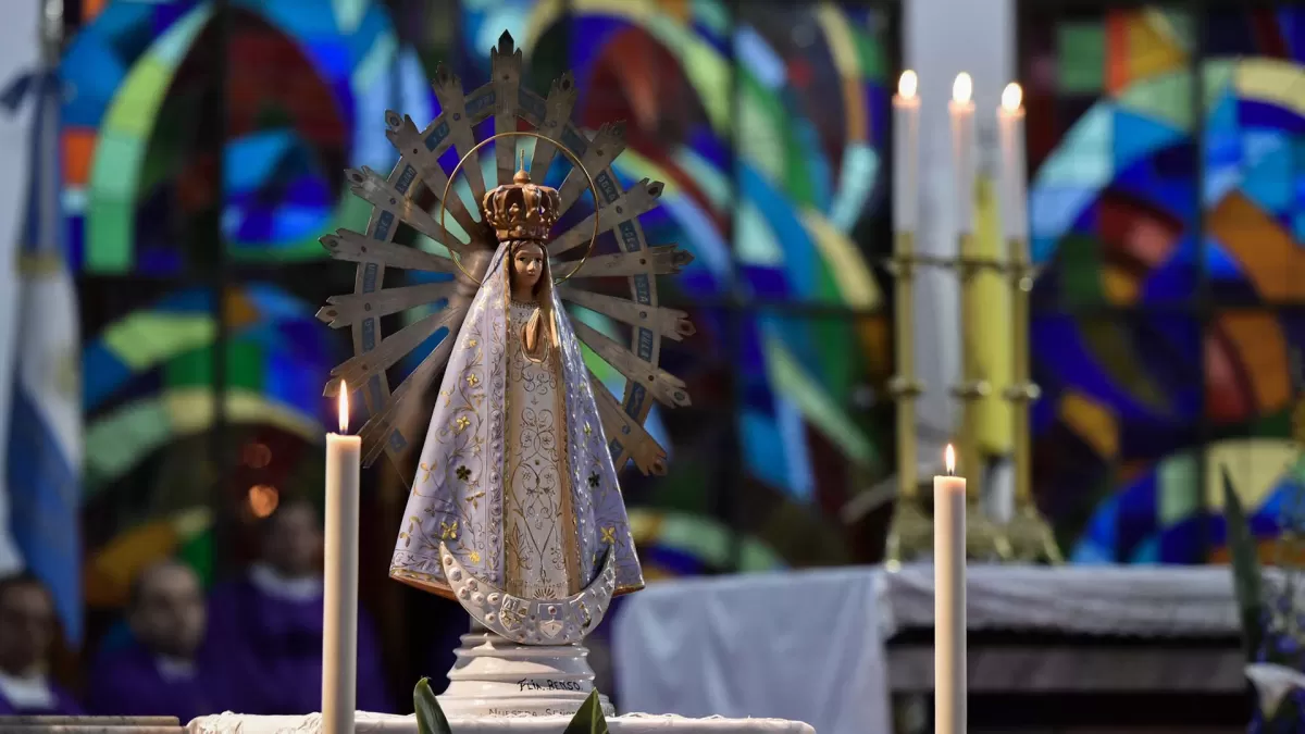 Las tres estrellas mundialistas también fueron bordadas en el manto la Virgen de Luján 
