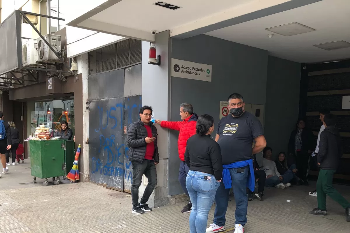 EN LA PUERTA DEL SANATORIO. Familiares y amigos siguen la evolución del Pulguita.