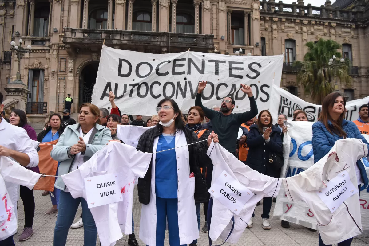 Docentes privados y universitarios acompañaron a Sitas en “la marcha de los delantales”