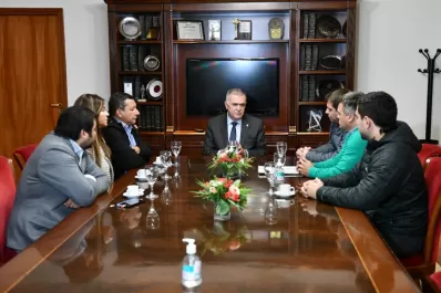 Osvaldo Jaldo escuchó los problemas que enfrenta la cooperativa La Cerámica