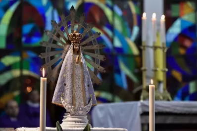 Las tres estrellas mundialistas también fueron bordadas en el manto de la Virgen de Luján