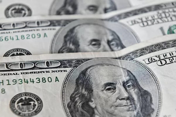 El dólar blue bajó y cerró a $469 este miércoles 3 de mayo