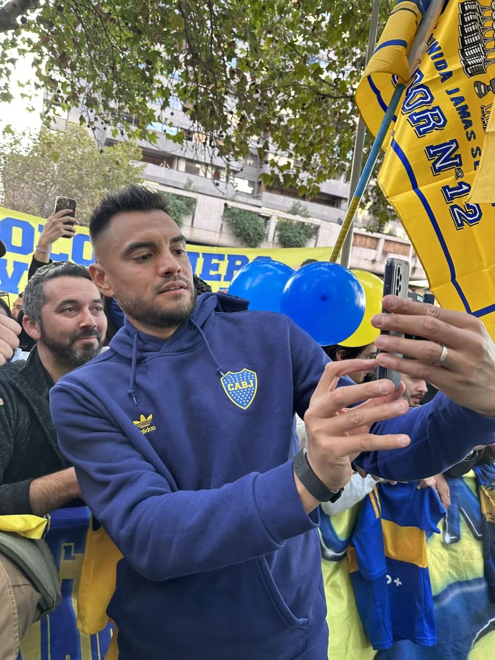 SELFIE. Romero junto a los hinchas. 