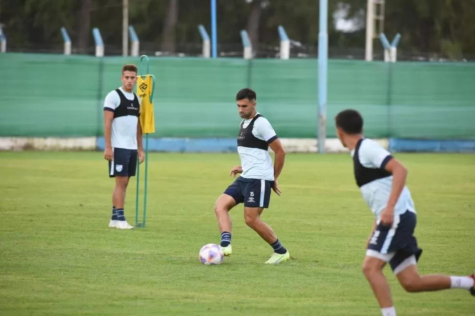 BUEN CONTROL. Di Franco domina la pelota, ante la mirada de Kociubinski. 