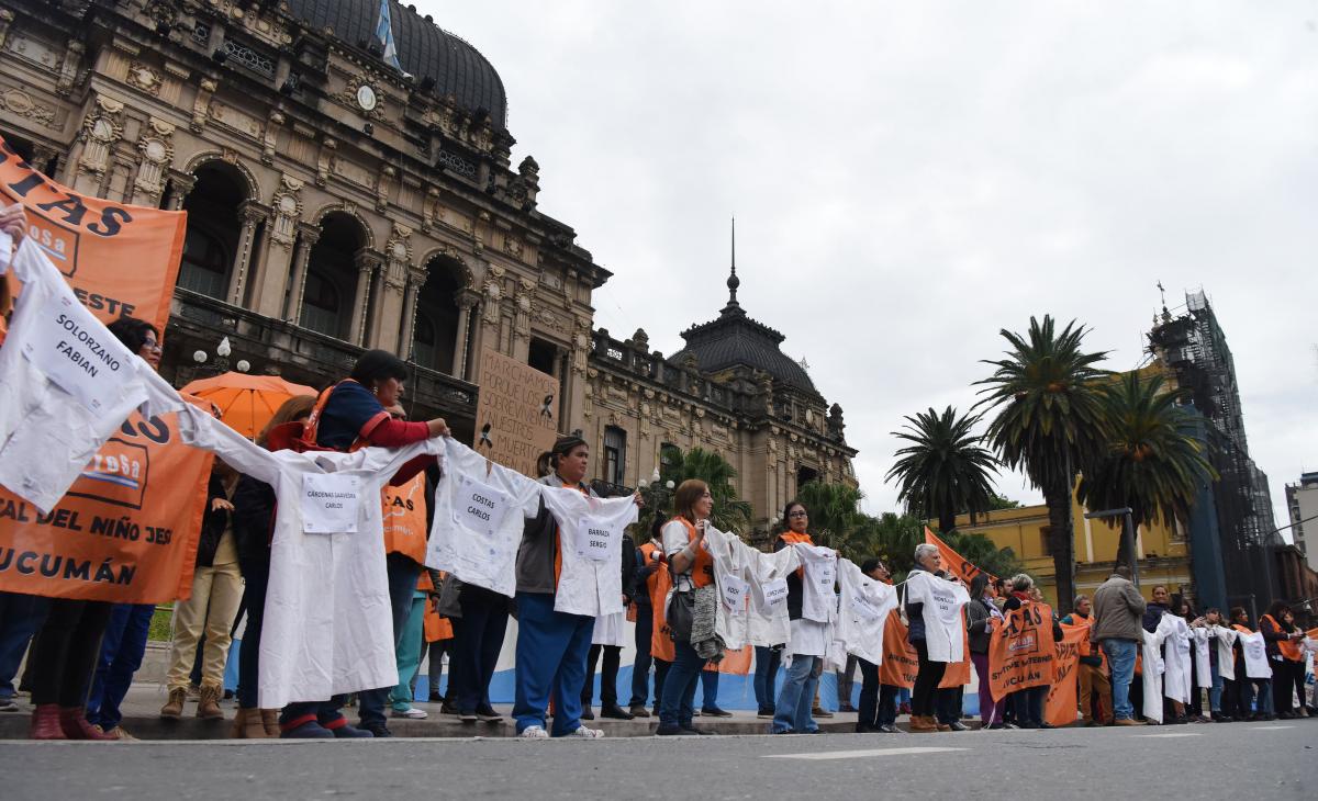 Docentes privados y universitarios acompañaron a Sitas en “la marcha de los delantales”