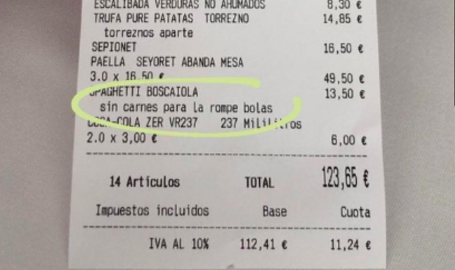 El ticket del restaurante con el insulto a la clienta.