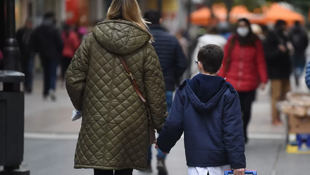 ABRIGADOS. Los tucumanos que salieron temprano de sus casas debieron hacerlo preparados para enfrentar las temperaturas bajas.