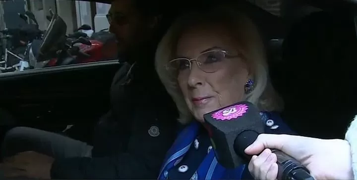 EN LA PUERTA DE LA CLÍNICA. Mirtha Legrand respondió a la prensa.  