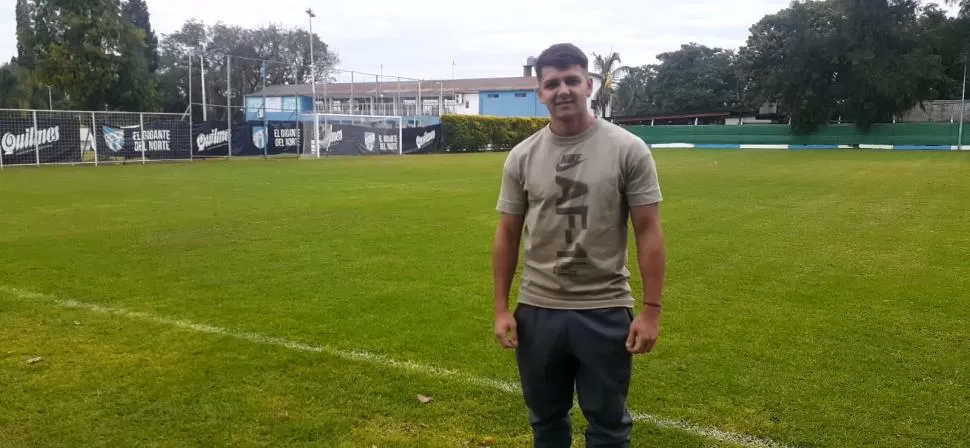 EN CASA. Maestro Puch posa antes de la última práctica realizada en Tucumán.