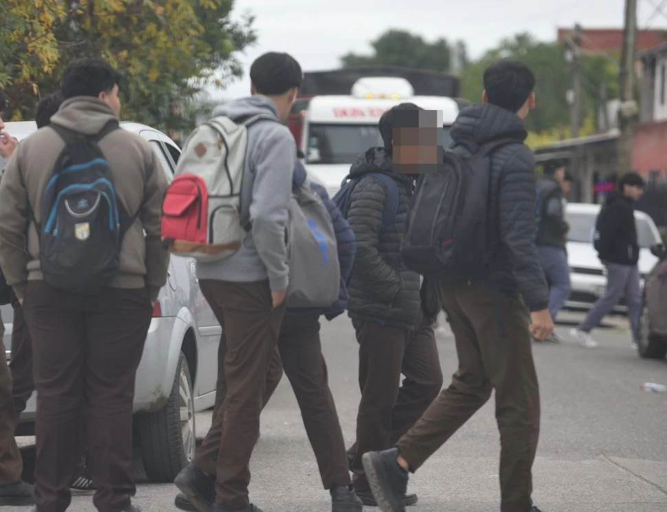 SILENCIO. Algunos alumnos de la Escuela Técnica N 1 de Lules eligen no opinar sobre la polémica situación. 