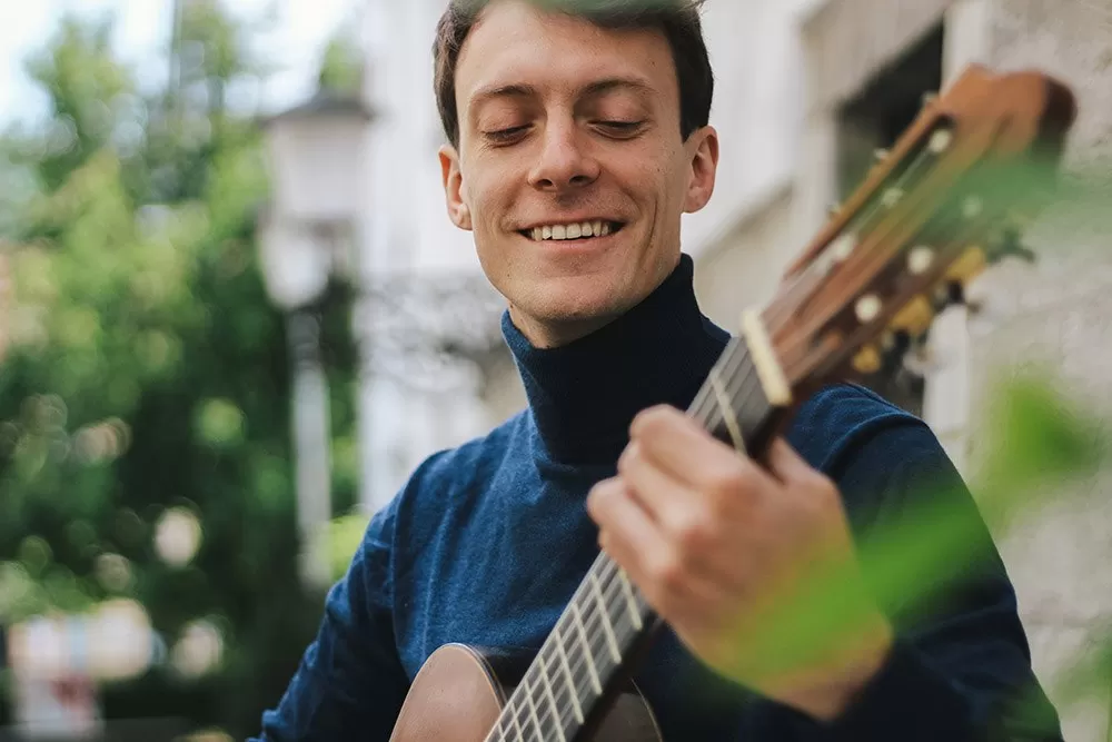 GUITARRISTA. Grafenauer toca diversos instrumentos de cuerda antiguos.  