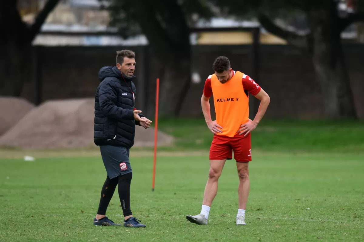 EN CADA DETALLE. Durante su primera semana en San Martín, Frontini estuvo cerca de los jugadores. Acá habla con Bucca.