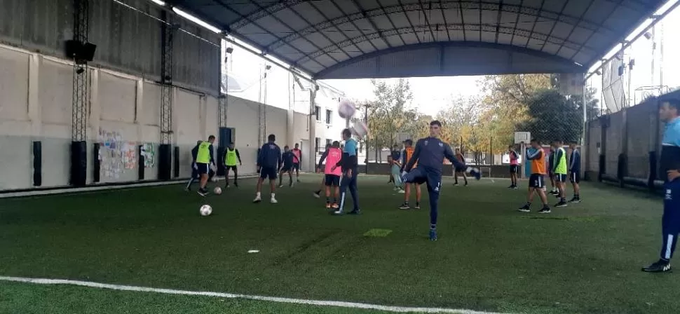 LA CULPA FUE DE LA LLUVIA. Se frustró la práctica acordada con la gente de Talleres y los “decanos” se vieron obligados a alquilar la cancha de “Hay Fútbol”. 