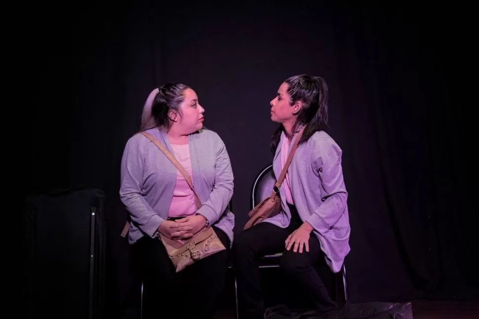 ROLES FAMILIARES. Hermanas repasan su pasado mientras esperan un colectivo en “El equipaje de las Marías”. 