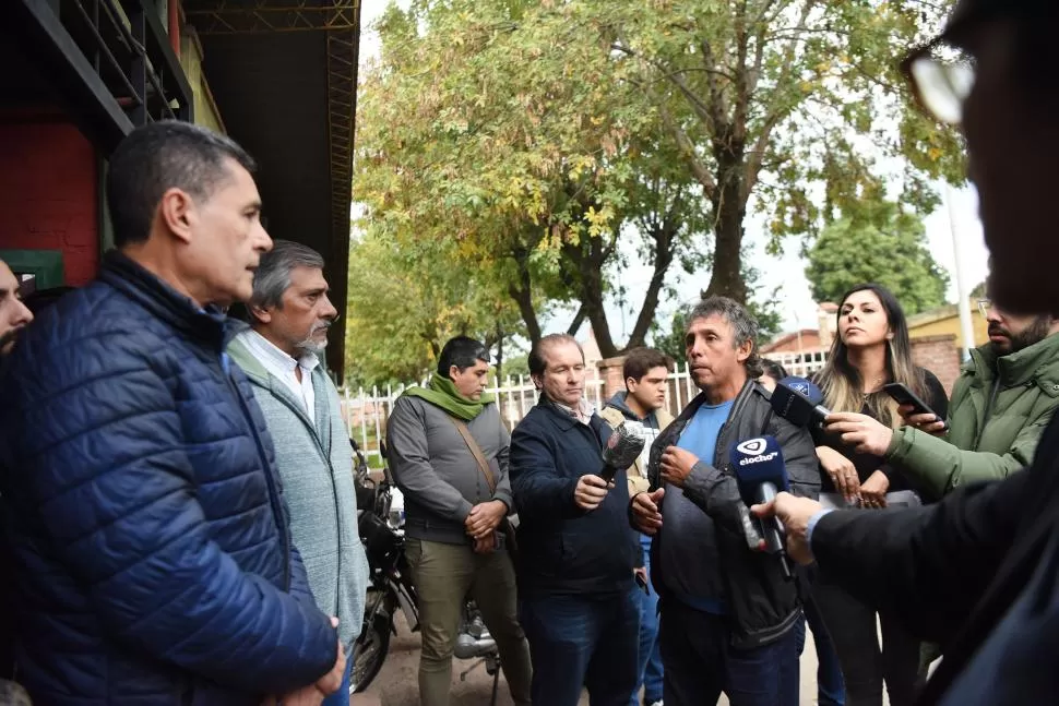 ENFRENTADOS. Ayer, los padres del joven agredido se encontraron con las autoridades de la escuela, que dieron un comunicado a la prensa. 