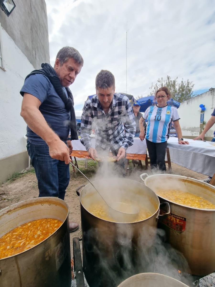 Bussi compartió un locro con los vecinos de Barrio Ejército Argentino.