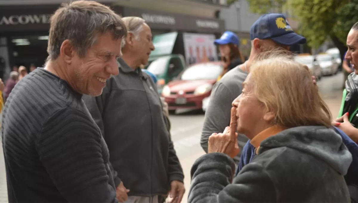 EN LA PEATONAL. Ricardo Bussi volverá a ser candidato a gobernador por FR.