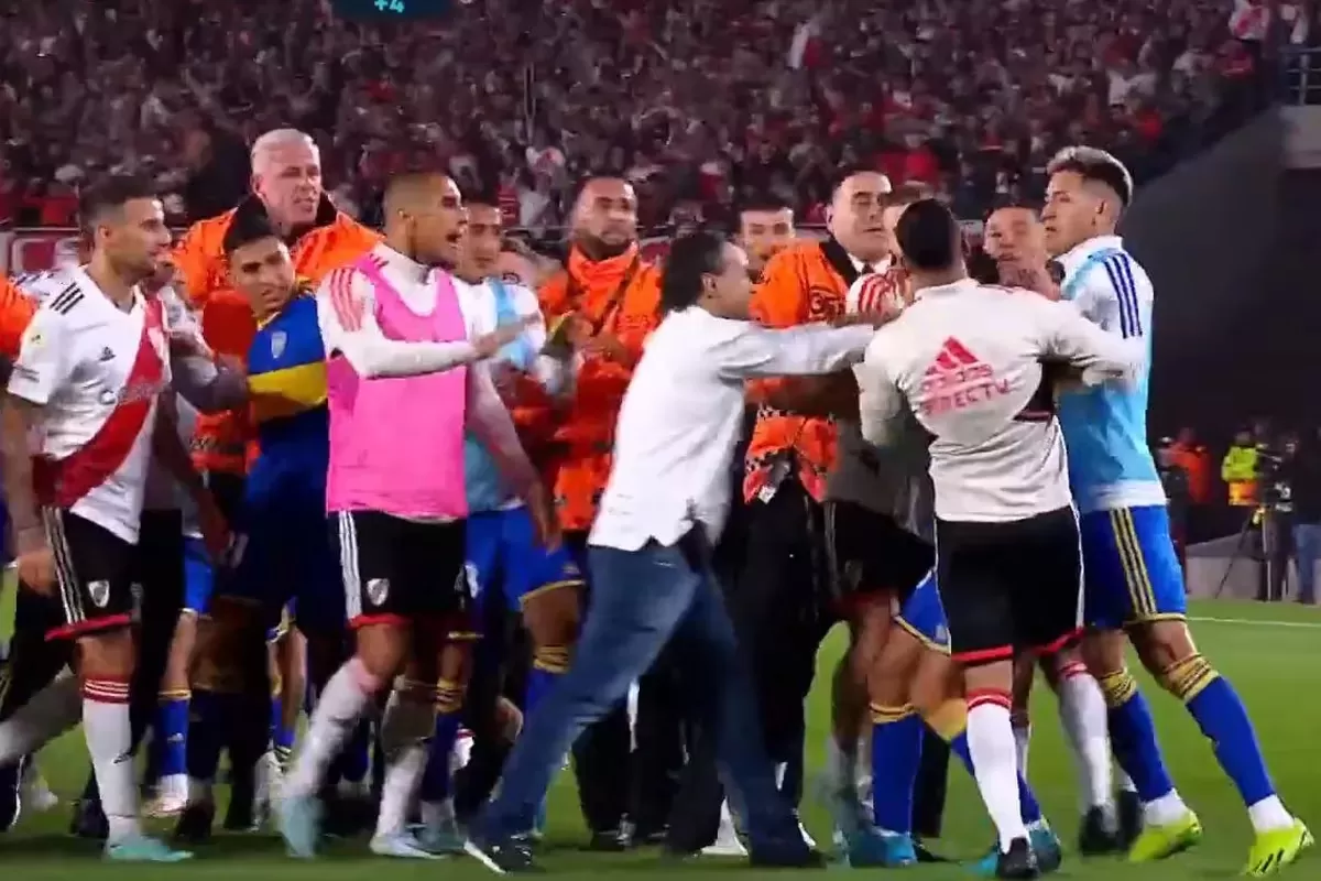 Video: así fue la batalla campal que terminó con cinco expulsados tras la agónica victoria de River