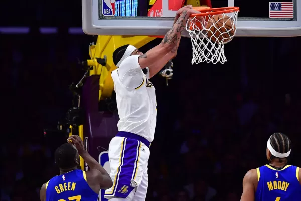 Lakers demolieron a Warriors y se adelantaron en la serie