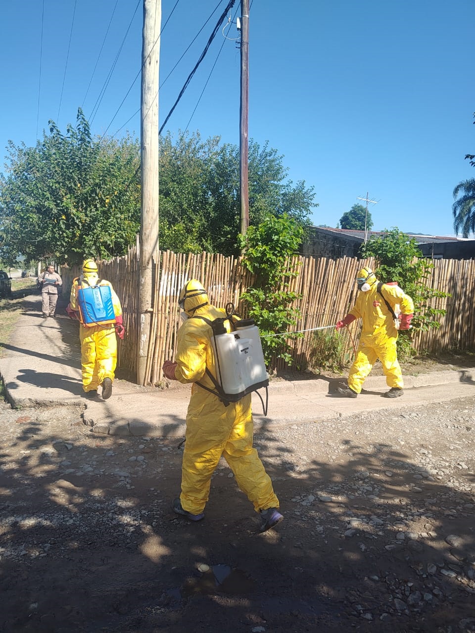 OPERATIVO. En cada recorrido, los agentes sanitarios ayudan a los vecinos a combatir el mosquito Aedes. prensa municipalidad