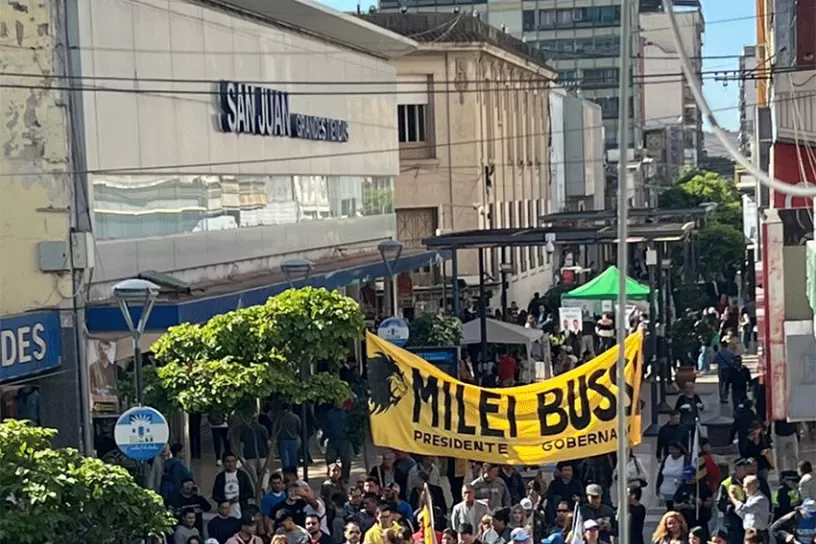 Con una caravana por el centro, Milei apuntaló a Bussi y cargó contra la casta en Tucumán