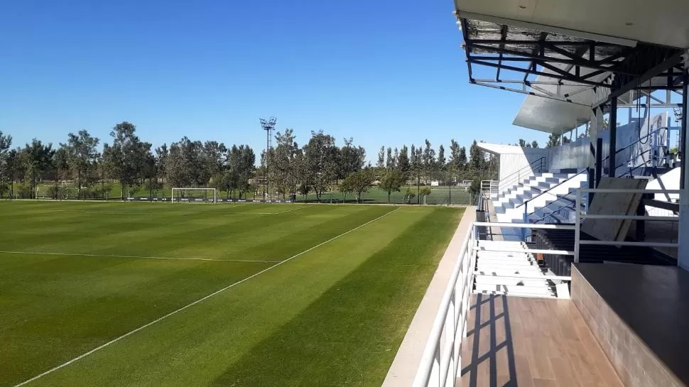 18 CANCHAS DE ENTRENAMIENTO. Todas lucen impecables -seis tienen césped artificial-. Las utilizan desde el plantel de Primera hasta la escuelita de fútbol. 