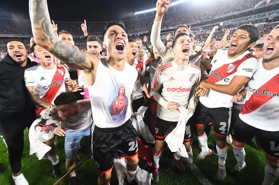 DELIRIO MONUMENTAL. Así celebró River. “Un minuto de silencio para Boca que está muerto”, cantaron los jugadores.  