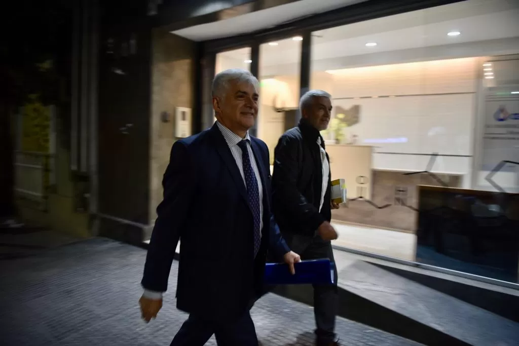 REUNIÓN. Darío Almaraz, secretario de la Junta Electoral de Tucumán, saliendo del establecimiento. LA GACETA/FOTO DE INÉS QUINTEROS ORIO 